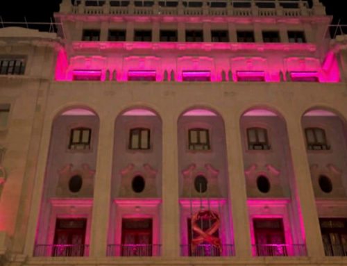 Se ilumina de rosa la fachada y el Salón Noble contra el cáncer de mama