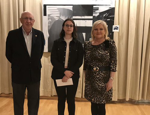 Ana Císcar ganadora del L Salón de Otoño con el cuadro “¿Qué piensa usted?”