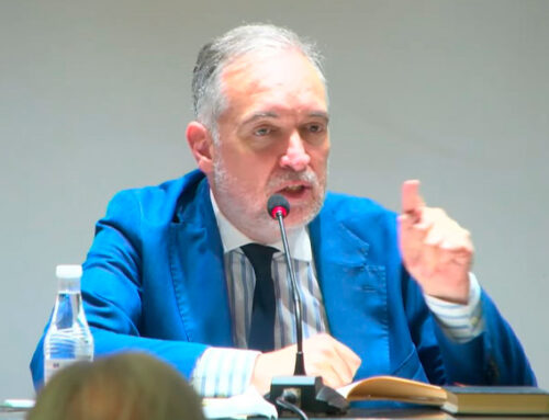 Aristóteles concibe al ser humano como un zoon politikón, un ser que dialoga y que vive en sociedad, y que si es libre debe implicarse en el gobierno de la polis